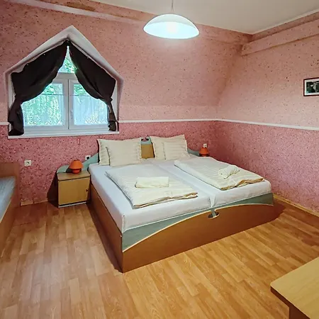 Garden Szallashely منزل للإقامة Balatonszárszó